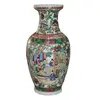 Foto de um(a) Vaso artesanal balaústre chinês em porcelana branca vitrificada com farta decoração em policromia, da categoria de Vasos. Vaso artesanal balaústre chinês em porcelana branca vitrificada com farta decoração em policromia. Tem 2 medalhões com cenas... Vendido no marketplace Trésors.