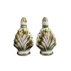 Foto de um(a) Par de Perfumeiros em Porcelana, da categoria de Garrafas, potes e jarros. Par de perfumeiros vintage em porcelana branca, esmaltação furta cor e filetes em ouro. Itens altamente colecionáveis e... Vendido no marketplace Trésors.