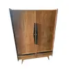 Foto de um(a) Guarda roupa 2 portas Vintage anos 50, da categoria de Armários e Guarda Roupas. Transforme seu espaço com o Guarda-roupas Vintage Anos 50, uma peça que traz a elegância e o charme de uma época... Vendido no marketplace Trésors.