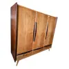 Foto de um(a) Guarda Roupa 3 portas Vintage, da categoria de Armários e Guarda Roupas. Transforme seu espaço com o Guarda Roupa 3 Portas Anos 60 Vintage, uma peça que traz a elegância e o charme do design... Vendido no marketplace Trésors.