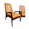 Foto de um(a) Par de poltronas vintage anos 60, da categoria de Outras cadeiras . Belo par de poltronas anos 60, desenho orgânico com estrutura em madeira imbuia, estofado em couro envelhecido.... Vendido no marketplace Trésors.