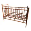 Foto de um(a) Berço Patente Vintage, da categoria de Outros brinquedos antigos. O Berço Patente Vintage é a escolha perfeita para os pais que buscam um toque de elegância e conforto para o quarto do... Vendido no marketplace Trésors.