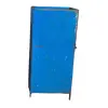 Foto de um(a) Armário ferro industrial azul, da categoria de Armários e Guarda Roupas. Estado original com pintura de época, protegido com verniz incolor. Medidas; 133cm A x 34cm P x 61cm L. Vendido no marketplace Trésors.