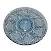 Foto de um(a) Prato para bolo em grande vidro azul - Vintage, da categoria de Pratos. Prato em vidrão azul com motivos circulares. leve altura do prato para uso também de receitas com caldas. Vendido no marketplace Trésors.