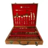 Foto de um(a) Faqueiro Tailandês de latão completo 144 peças, da categoria de Faqueiros / Jogo de talheres. Faqueiro Tailandês de latão completo 144 peças dos anos 80 Bambu. O conjunto vem em uma caixa de madeira lindamente... Vendido no marketplace Trésors.