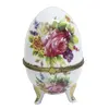 Foto de um(a) Ovo Fabergé em porcelana Limoges, da categoria de Objetos decorativos. Charmoso ovo Fabergé com decoração de flores pintado à mão em policromia, com acabamento em metal dourado, assente em tripé... Vendido no marketplace Trésors.