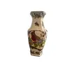 Foto de um(a) Vaso de porcelana, da categoria de Vasos. Vaso em cerâmica esmaltada, decorado com cardeais e ramos de azevinho, além de pinhas e laços. Peça de estilo clássico, com... Vendido no marketplace Trésors.