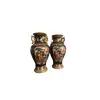 Foto de um(a) Par de vasos chineses, da categoria de Vasos. Par de vasos orientais decorativos – feitos à mão Lindo par de vasos em porcelana, pintados à mão, com riquíssimos detalhes... Vendido no marketplace Trésors.