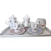 Foto de um(a) Lindíssimo jogo de chá A Bela e a Fera em porcelana, da categoria de Conjuntos de café e chá. Lindo jogo de chá 'A Bela e a Fera' em porcelana, rico em detalhes! Contém:- Bandeja- 2 Xícaras com pires- 1 Açucareiro- 1... Vendido no marketplace Trésors.