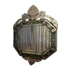 Foto de um(a) Espelho veneziano verde, da categoria de Outros objetos decorativos. Espelho Veneziano verde antigo. Moldura em vidro lapidado e entalhes florais. Mede: 110x80cm. Vendido no marketplace Trésors.