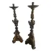 Foto de um(a) Par de Candelabros de talha, da categoria de Castiçais. Um par de castiçais antigos, confeccionados em madeira maciça, talhados à mão com riqueza de detalhes. Possuem acabamento em... Vendido no marketplace Trésors.