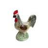 Foto de um(a) Escultura Galo em porcelana, da categoria de Escultura. Galo em porcelana pintada. está praticamente perfeito, apenas com uma marquinha de tinta vermelha no rabo. Mede 17x16cm. Vendido no marketplace Trésors.