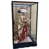 Foto de um(a) Boneca gueixa japonesa em caixa de vidro NINGYŌ (Boneca Japonesa de Noiva Tradicional, da categoria de Escultura. Linda boneca japonesa de noiva (Hanayome Ningyō) em vitrine de vidro, peça vintage artesanal japonesa. Representa a noiva... Vendido no marketplace Trésors.