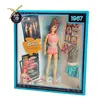 Foto de um(a) ​Barbie edição especial de 50 anos, Twist 'N Turn 1967, da categoria de Brinquedos antigos. Barbie edição especial de 50 anos, Twist 'N Turn 1967. Nunca aberta. Item de coleção. obs.: os elásticos internos ressecaram... Vendido no marketplace Trésors.