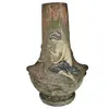 Foto de um(a) Antigo vaso estilo e período Art Noveau - terracota policromado, da categoria de Vasos. Antigo vaso estilo e período art noveau em terracota assinado August Otto fabricada por Johann Maresch . August Otto era... Vendido no marketplace Trésors.