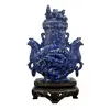 Foto de um(a) Pequeno Vaso Balaústre Em Pedra Lapis Lazuli, da categoria de Vasos. Lindo vaso balustre em lápis-lazúli com dragão esculpido ao centro, alças em forma de pássaros com argolas soltas e tampa... Vendido no marketplace Trésors.