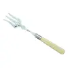 Foto de um(a) Garfo para carne - Inglaterra, modelo serviço, da categoria de Garfos. Uma Janela para a Etiqueta e o Design de Época Antigo garfo de serviço para carne em metal prateado e cabo de osso.Mede: 21... Vendido no marketplace Trésors.