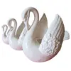 Foto de um(a) Trio de Cachepots Cisnes em Porcelana Branca Esmaltada - Luxo e Sofisticação, da categoria de Cachepot. Adicione um toque de serenidade e elegância clássica ao seu ambiente com este magnífico trio de cachepots em formato de... Vendido no marketplace Trésors.