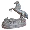 Foto de um(a) Tinteiro de Mesa Monumental: Escultura de Cavalo em Prata 90, da categoria de Escultura. Uma peça rara que une funcionalidade e arte escultural. Este tinteiro de mesa é encimado por uma figura de cavalo... Vendido no marketplace Trésors.