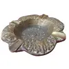 Foto de um(a) Cinzeiro em Bronze – Design Floral, da categoria de Cinzeiros. Elegância e durabilidade se unem neste cinzeiro circular em bronze trabalhado. O fundo exibe uma belíssima flor central em... Vendido no marketplace Trésors.