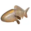 Foto de um(a) Peixe Escultural em Latão Dourado, da categoria de Escultura. A pátina natural do latão confere um charme vintage autêntico, tornando-o o acessório perfeito para mesas de centro,... Vendido no marketplace Trésors.