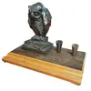 Foto de um(a) Tinteiro Monumental: A Coruja de Bronze, da categoria de Organizadores. Este tinteiro é um objeto de escrita clássico que remete à sofisticação das antigas bibliotecas e salas de estratégia. A... Vendido no marketplace Trésors.