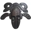 Foto de um(a) Máscara Decorativa em Madeira Nobre – Entalhe de Serpentes e Simbolismo Africano, da categoria de Objetos de parede esculturais. Esta é uma peça de arte mural imponente e sofisticada, perfeita para colecionadores ou para quem deseja um ponto focal... Vendido no marketplace Trésors.
