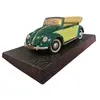 Foto de um(a) Miniatura Volkswagen Cabriolet 1951 - Maisto - Escala 1:18 - Edição Especial "Saia e Blusa", da categoria de Carros e caminhões de brinquedo. Rara e sofisticada, esta miniatura reproduz o charme do Volkswagen Cabriolet 1951. Fabricada pela Maisto, esta peça... Vendido no marketplace Trésors.