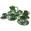 Foto de um(a) Jogo de Café/Chá em Porcelana Esmaltada Verde – Pintura Floral Artesanal – 15 Peças, da categoria de Conjuntos de café e chá. Encante seus convidados com este magnífico conjunto de café em porcelana esmaltada. Com um acabamento em verde folha... Vendido no marketplace Trésors.