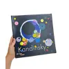 Foto de um(a) ​Livro brochura com as obras de Kandinsky expostas entre 2005 e 2010, da categoria de Livros. Livro brochura com as obras de Kandinsky expostas entre 2005 e 2010 nos museus europeus. Em inglês. Marcas do tempo e uso.... Vendido no marketplace Trésors.