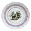 Foto de um(a) Prato ornamental, da categoria de Pratos Decorativos. Prato ornamental em porcelana branca vitrificada, apresenta faixa na tonalidade rosa e na caldeira paisagem marinha.... Vendido no marketplace Trésors.