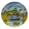 Foto de um(a) Prato ornamental Cartagena, da categoria de Pratos Decorativos. Prato ornamental em porcelana branca, pintado à mão em policromia com cena típica de Cartagena. Medidas 23 cm de diâmetro. Vendido no marketplace Trésors.