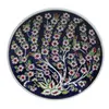 Foto de um(a) Prato ornamental floral, da categoria de Pratos Decorativos. Prato ornamental em cerâmica, com decoração floral em policromia e fundo em azul cobalto. Prato trazido de PORTUGAL conforme... Vendido no marketplace Trésors.