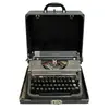 Foto de um(a) Máquina de escrever UNDERWOOD CHAMPION MADE IN USA, da categoria de Maquinas de Escrever. Antiga e rara máquina de escrever da manufatura UNDERWOOD CHAMPION MADE IN USA. Acompanha caixa original com pega em... Vendido no marketplace Trésors.
