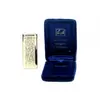 Foto de um(a) Antigo isqueiro EAGLE/ LUXUS, da categoria de Isqueiros e isqueiros. Antigo isqueiro em metal dourado da manufatura EAGLE/ LUXUS BATTERY ELECTRONIC JAPAN.No estojo original em veludo azul.... Vendido no marketplace Trésors.