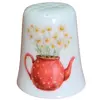 Foto de um(a) Dedal em Porcelana Decorado - Chaleira e Cesta de Frutas - Colecionável, da categoria de Outros colecionáveis. Esta peça combina a delicadeza da porcelana com estampas detalhadas em cores quentes, sendo um item indispensável para... Vendido no marketplace Trésors.