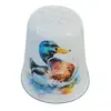 Foto de um(a) Dedal de Coleção em Porcelana – Marreco, da categoria de Outros colecionáveis. Este elegante dedal é uma peça indispensável para colecionadores de porcelana e entusiastas de temática ornitológica.... Vendido no marketplace Trésors.