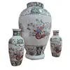 Foto de um(a) Conjunto de Vasos de Porcelana Schmidt Brasil - Estilo Oriental (3 Peças), da categoria de Vasos. Nota importante: O vaso principal possui um fio de cabelo (fissura leve) na borda superior, conforme detalhado nas fotos, o... Vendido no marketplace Trésors.