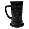 Foto de um(a) Antiga Caneca De Chopp Art Deco Opalina Black Indiana Glass, da categoria de Canecas. tiara indiana glass. Antiga e rara caneca de chopp em vidro americano "opalina black milk glass" decoração com cena de bar... Vendido no marketplace Trésors.