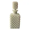 Foto de um(a) Antigo Perfumeiro Decorativo Em Opalina Francesa Branca, da categoria de Garrafas, potes e jarros. Antigo e lindo perfumeiro em opalina francesa. Todo original. Medidas 15x6cm. Vendido no marketplace Trésors.