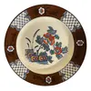 Foto de um(a) Antigo Prato Decorativo De Parede Porcelana Inglesa Delft, da categoria de Pratos Decorativos. Delft Bisto - England. Antigo prato decorativo em porcelana artística inglesa. Lindas cores e decoração floral. Meados do... Vendido no marketplace Trésors.