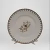 Foto de um(a) PRATO ANTIGO PORCELANA STEATITA, da categoria de Pratos Decorativos. Prato antigo porcelana Steatita do Paraná. Peça rara com acabamento manual e tom natural, ideal para composições com... Vendido no marketplace Trésors.