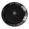 Foto de um(a) Antigo Prato Decorativo Em Laca Oriental E Madrepérola, da categoria de Pratos Decorativos. Antigo e charmoso pratinho decorativo em laca oriental com detalhes em madrepérola. Trabalho totalmente manual. Peça super... Vendido no marketplace Trésors.