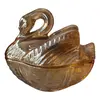 Foto de um(a) Antiga Escultura Cisne Caixa Decorativa Manteigueira Vidro, da categoria de Cestos e Caixas. Antiga caixa, manteigueira, açucareiro, peça decorativa e versátil, no formato de cisne, confeccionada em vidro artístico... Vendido no marketplace Trésors.