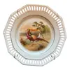 Foto de um(a) Antigo Prato Decorativo Pássaros Porcelana Alemã Bavaria, da categoria de Pratos Decorativos. Antigo e lindo pratinho com decoração de pássaros. Borda fenestrada. Perfeito! Diâmetro 15cm. Vendido no marketplace Trésors.