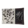 Foto de um(a) PRATO DE VIDRO RETANGULAR FLORES PRETO E BRANCO, da categoria de Travessas e tigelas. Esta travessa retangular em vidro combina funcionalidade e estética minimalista, tornando-se um item versátil para servir... Vendido no marketplace Trésors.