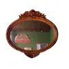Foto de um(a) Espelho flor em madeira maciça nobre, da categoria de Espelhos. Espelho no formato oval com moldura em madeira entalhada com frisos na borda e acabamentos com laçarotes e folhagens,... Vendido no marketplace Trésors.