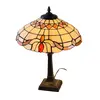 Foto de um(a) Inspiração Tiffany | Luminária Vitral Base em Metal, da categoria de Abajures. Olhem a beleza dessa luminária vitral! Base em metal super pesada. Elétrica nova! Peça lindíssima em excelente estado de... Vendido no marketplace Trésors.