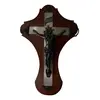 Foto de um(a) Arte Sacra Escultura Cristo Crucifixo Madeira Pétit Bronze, da categoria de Objetos religiosos e espirituais. Antigo e grande crucifixo em madeira com petit bronze e metal prateado. Peça artística. Uma beleza! Uma clássica da Década... Vendido no marketplace Trésors.