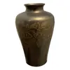 Foto de um(a) Antigo Vaso Jarro Oriental Japonês Bronze Decoração Floral, da categoria de Vasos. Antigo vaso oriental de origem japonesa em bronze com lindo trabalho floral cinzelado à mão. Medidas 21x14cmBoca 7cmPeso 900g. Vendido no marketplace Trésors.